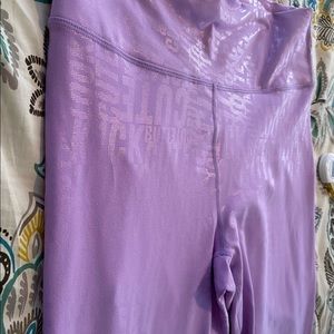 Brand new w/tag Fabletics high waisted lilac printed Powerhold 7/8 leggings XL